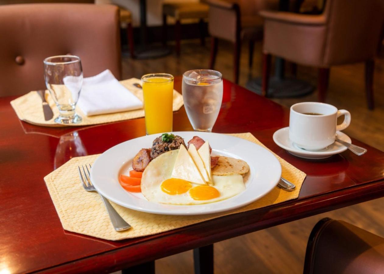 Studio Hotel Boutique San Jose  Eksteriør bilde A typical breakfast at the hotel